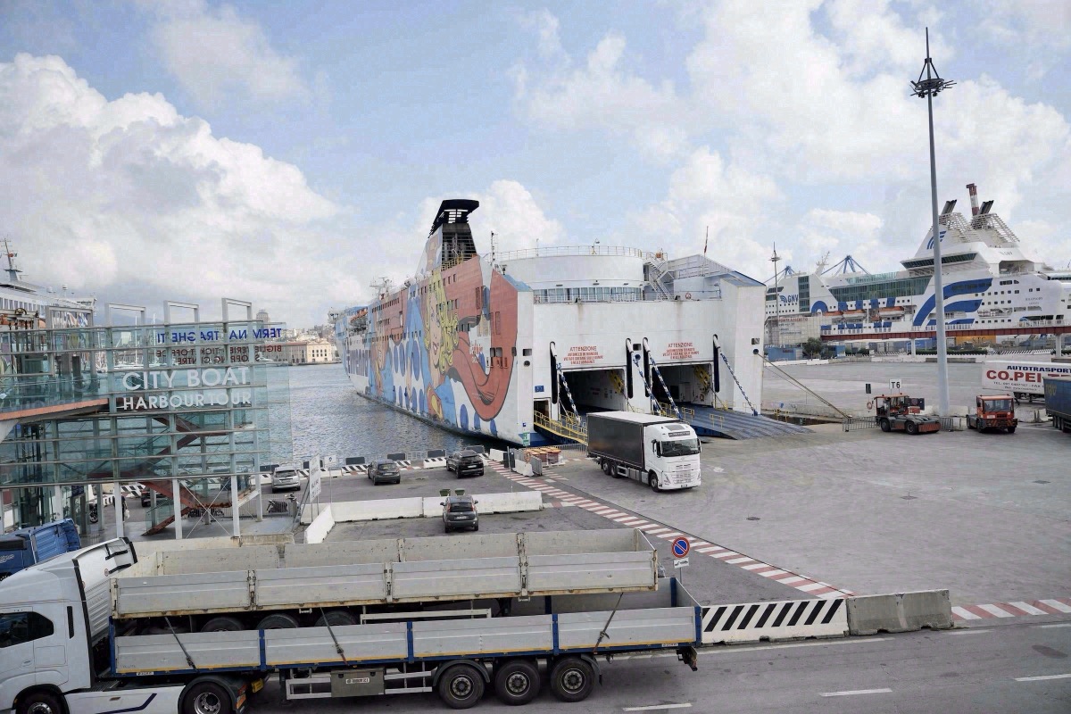 Fährschiff am Terminal im Hafen von Genua, davor Lkw auf dem Vorstauplatz